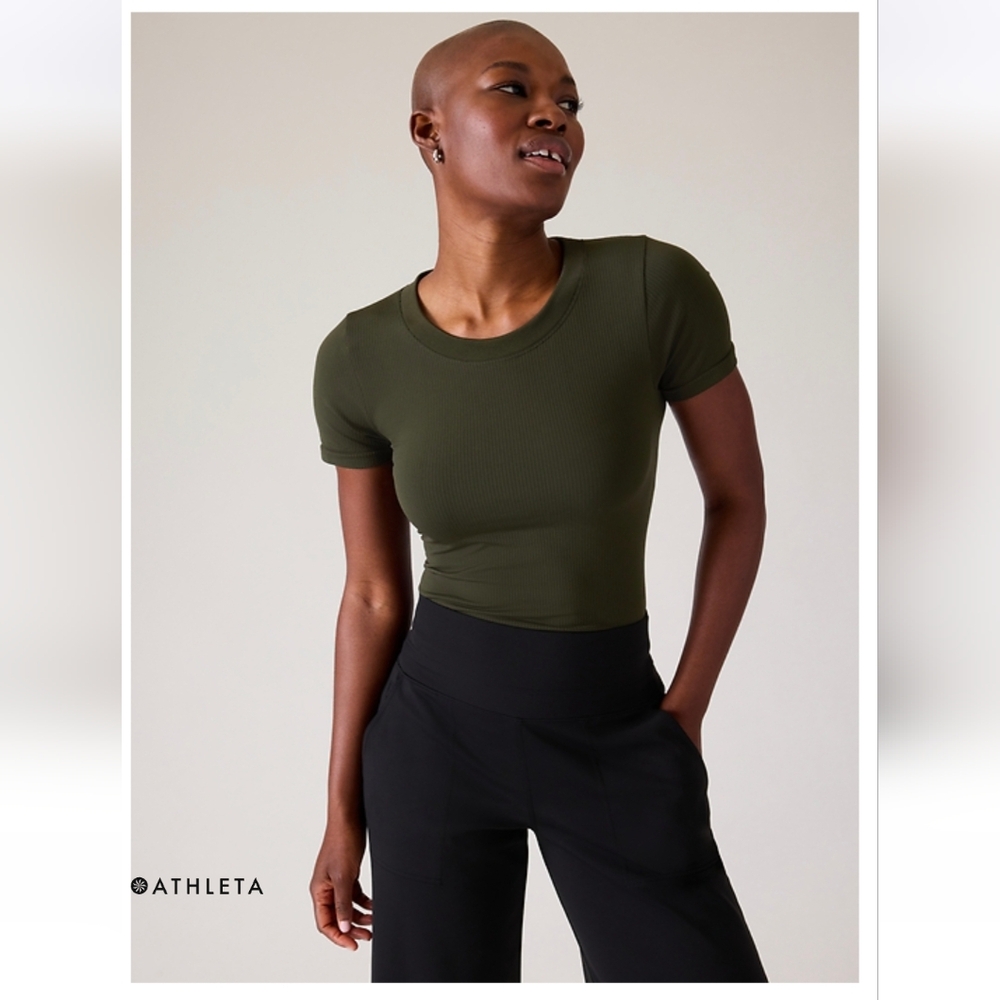 Athleta size M Renew Seamless Crewneck Tee in Aspen Olive